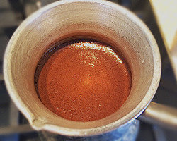 Кофе готовится в турке