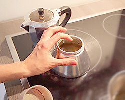 приготовление кофе в гейзерной кофеварке