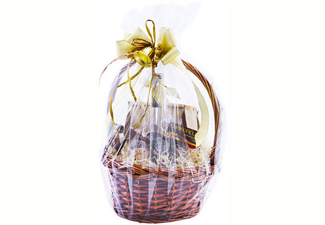 Корзина в прозрачной упаковке. Упаковка корзины в прозрачную пленку. Как упаковать корзинку в прозрачную обертку. Упакованое шомпанское с сыром иколба ой в прозрачную поенку. Прозрачный подарочный пакет.