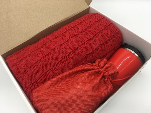 Подарочный набор чая с пледом и термокружкой